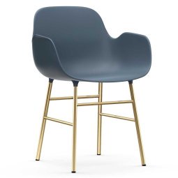 Form Armchair stoel met messing onderstel blauw