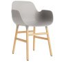 Form Armchair stoel met eiken onderstel warm grijs