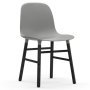 Form Chair stoel met zwart onderstel grijs