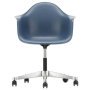 Eames PACC stoel, draaibaar met wielen zeeblauw