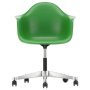 Eames PACC stoel, draaibaar met wielen groen