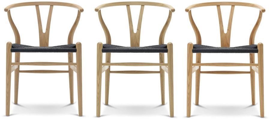 Van links naar rechts zie je driemaal de CH24 Wishbone stoel met elk een andere afwerking: gezeept eiken, gelakt eiken en geolied eiken Van links naar rechts zie je driemaal de CH24 Wishbone stoel met elk een andere afwerking: gezeept eiken, gelakt eiken en geolied eiken